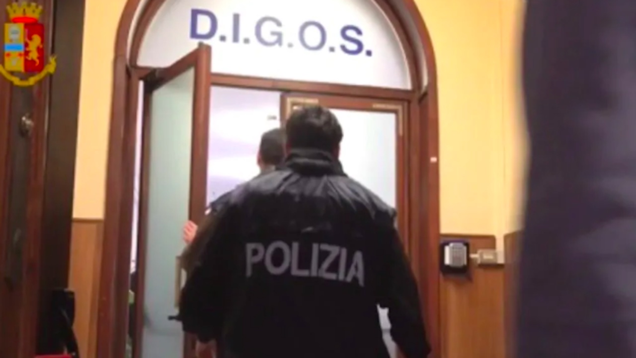 Aggressione nel pub dopo derby Coppa Italia, 4 perquisizioni a ultras Lazio: uno arrestato per spaccio