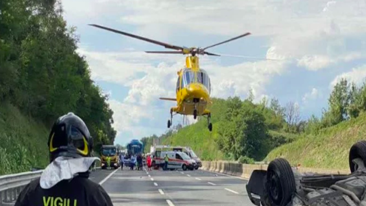 Ostia, scontro tra auto e moto sulla litoranea: grave centauro 25enne