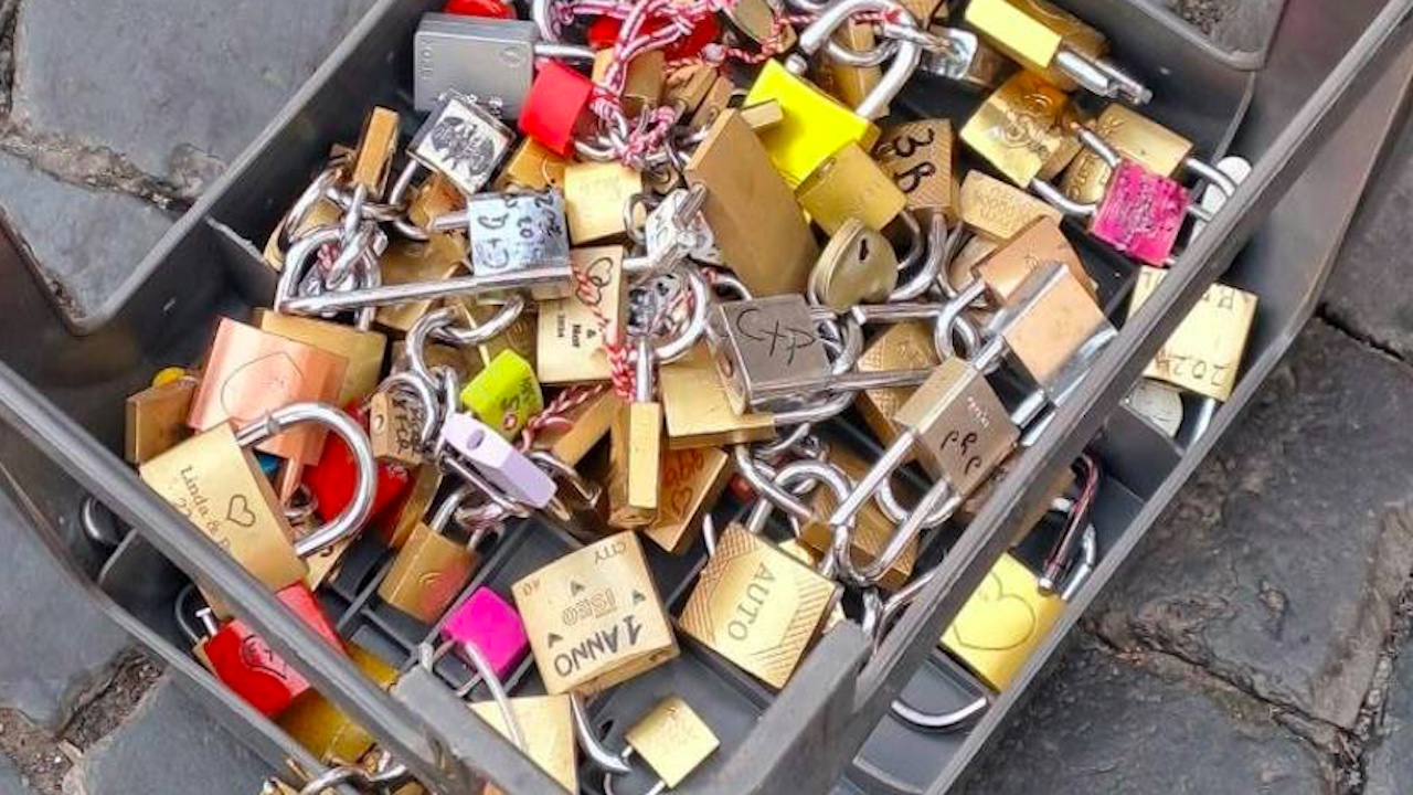 Operazione decoro a Fontana di Trevi: rimosse bici abbandonate, sedie e 200 lucchetti