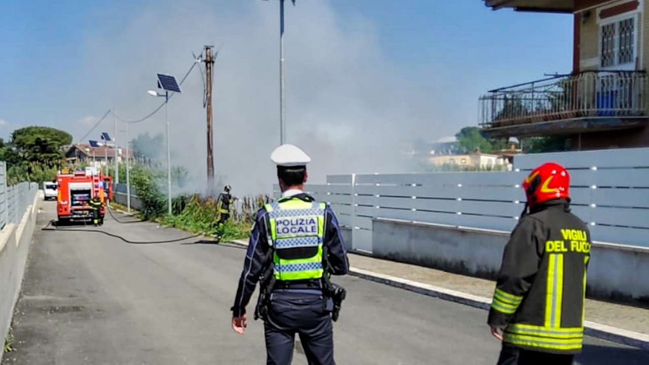 Incendio a Ciampino, in fiamme auto e canneto vicino alle case: ipotesi corto circuito palo luce