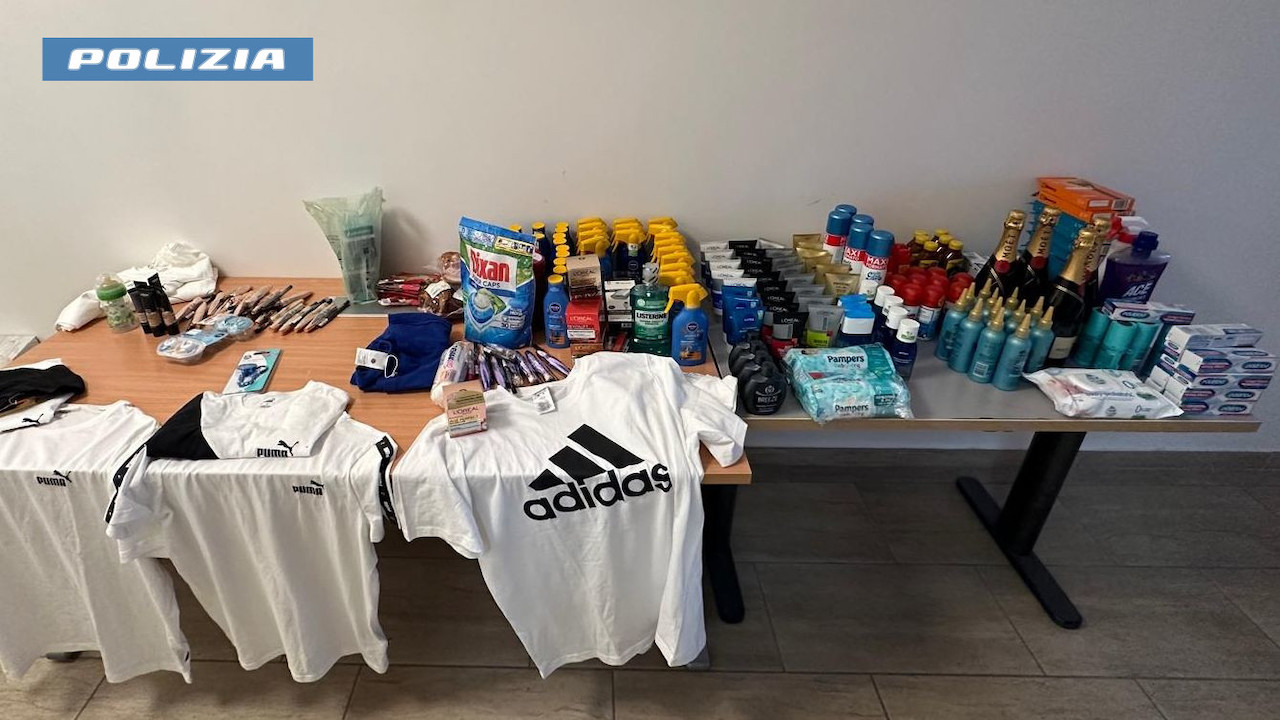 Ladispoli, ladre di champagne e cosmetici in azione nel supermercato: 5 arresti