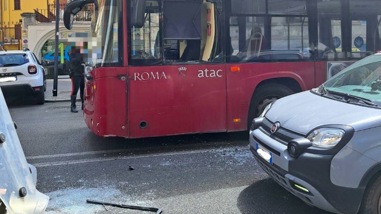 Roma, lite stradale con danneggiamento bus: denunciato automobilista