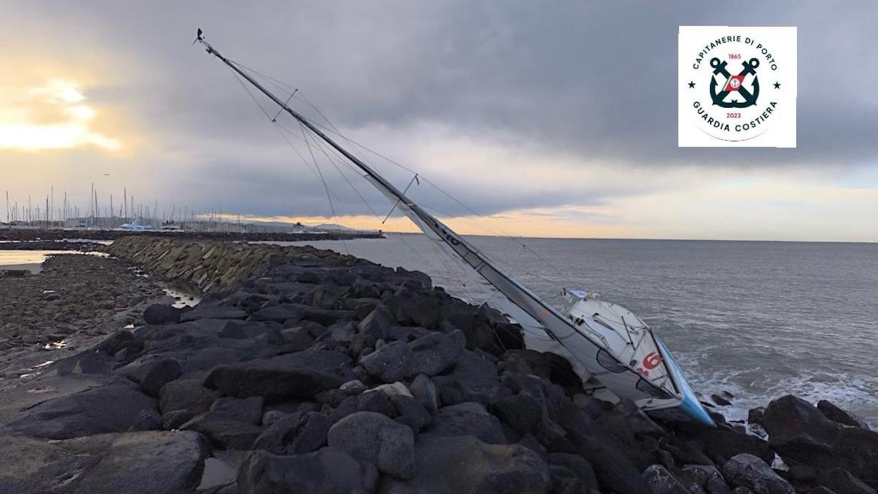 Ostia, barca contro la scogliera all'Idroscalo: soccorsi due velisti