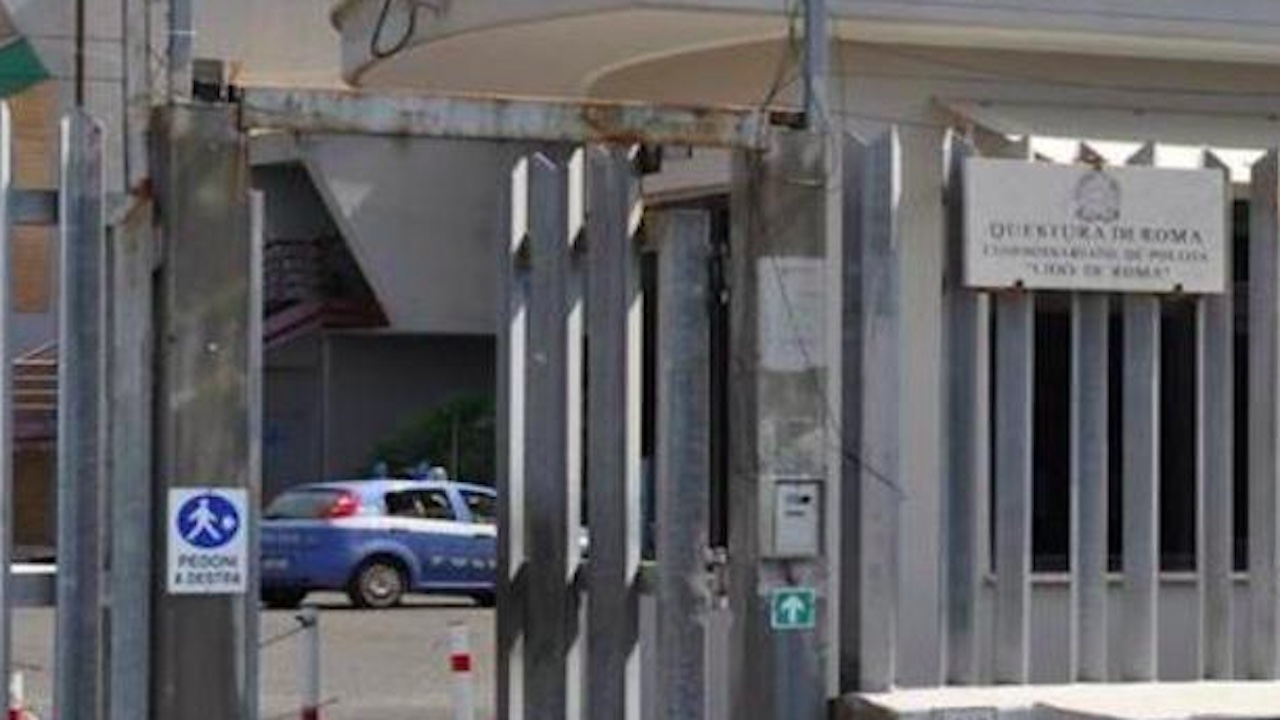 Ostia, costringe la compagna a prostituirsi e la violenta con un altro uomo: fermato 53enne