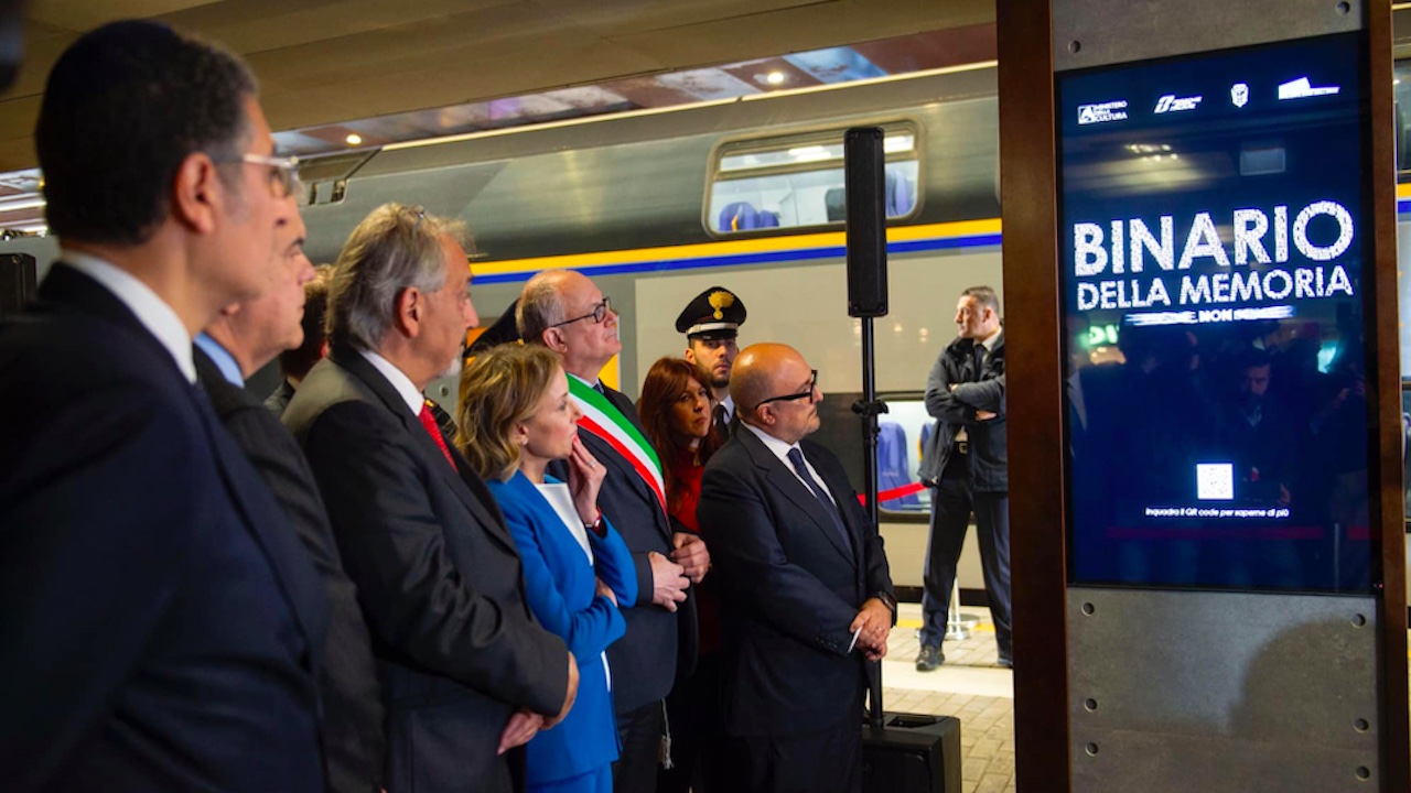 Roma, al binario 1 della Stazione Tiburtina un totem ricorda le vittime della Shoah