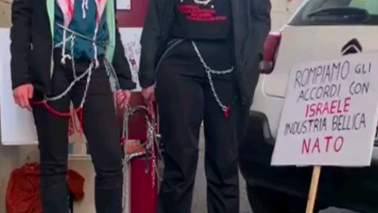 Roma, due studentesse si incatenano davanti al rettorato della Sapienza: 