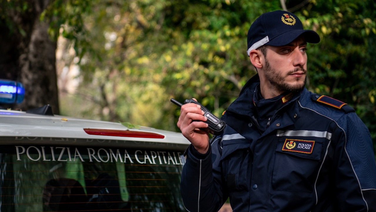 Roma, tenta tuffo nella fontana di piazza della Repubblica: bloccato