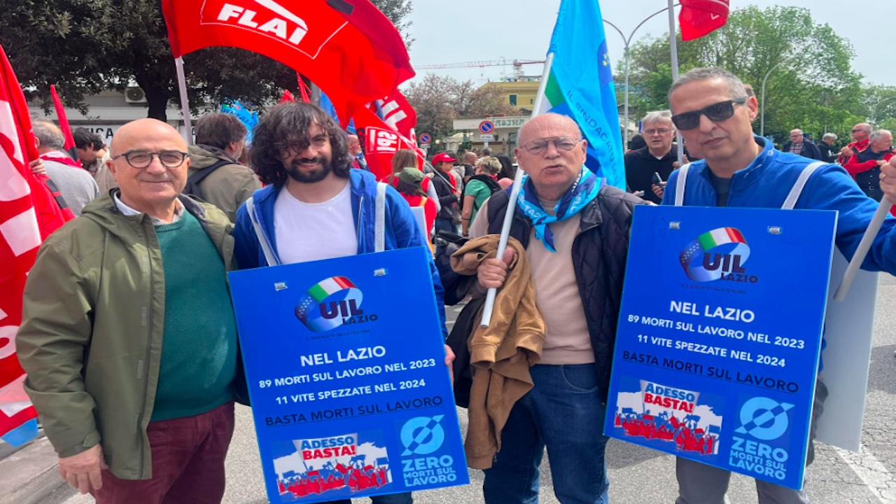 Sciopero generale, croci bianche e caschetti davanti alla Regione Lazio: 