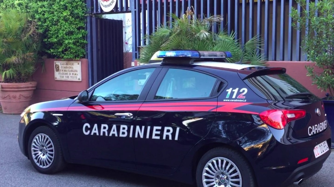 Roma, tentano di estorcere 9mila euro a negoziante: 3 arresti a Cinecittà