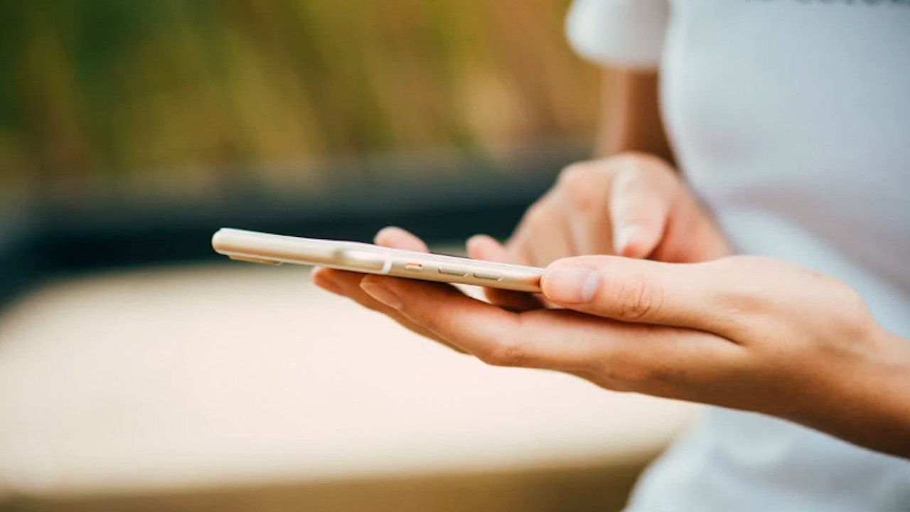 “Mamma ho perso il telefono”, torna la truffa via sms: cosa fare