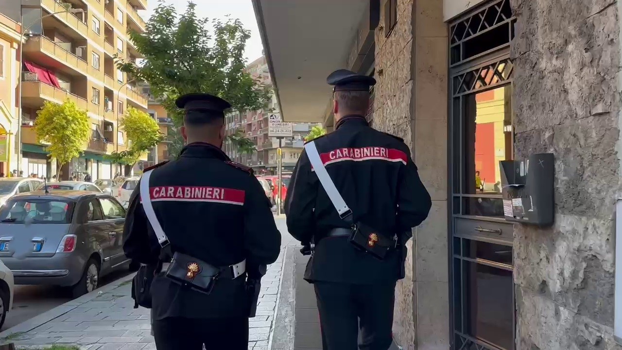 Roma, pestato e rapinato fuori dal bar, non aveva offerto da bere: arrestati 6 ragazzi