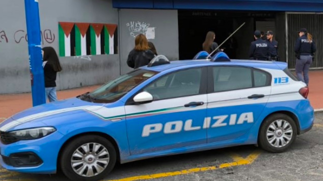 Roma, 17enne aggredito e colpito con una pietra alla fermata della metro: caccia al branco