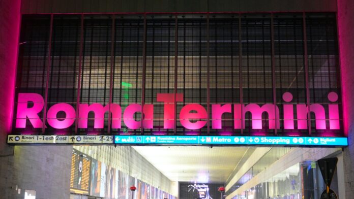 Roma, la stazione Termini si tinge di rosa per il Giro d'Italia