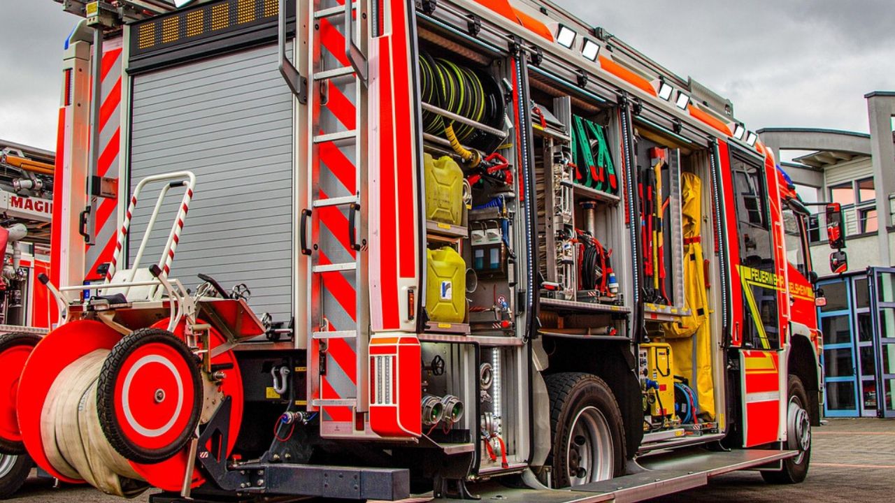 piromane auto incendio vigili del fuoco