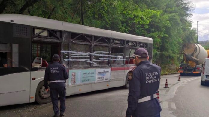 Roma, scontro tra bus e betoniera in via della Pisana