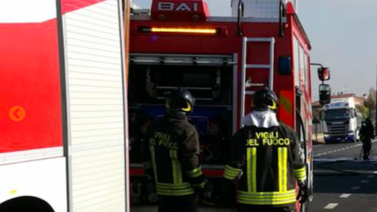 Roma, camion in fiamme sulla Pontina all'altezza di Pomezia: traffico in tilt