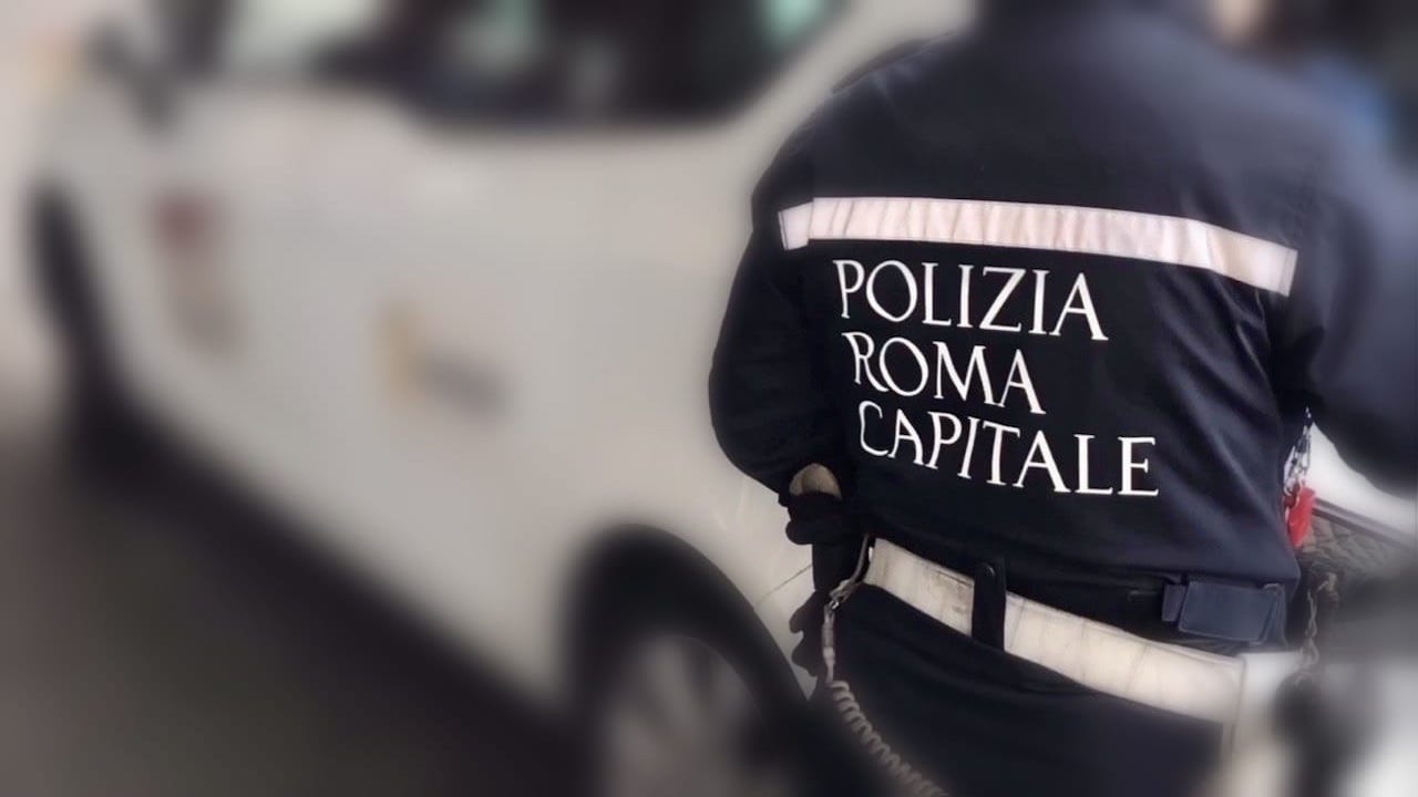 Finto tassista a caccia di turisti: scoperto davanti ad un albergo a Roma nord