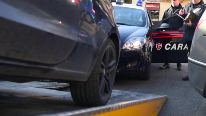 Roma, simula incidente e tenta farsi dare soldi: vittima minacciata e seguita al bancomat