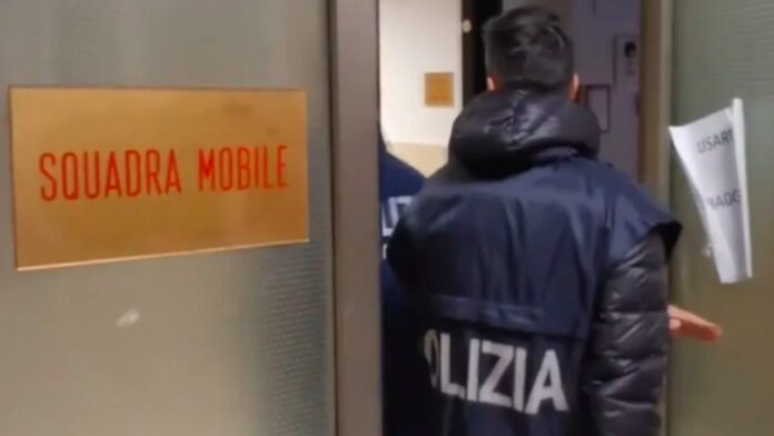 Roma, donne afferrate al collo e rapinate: preso 