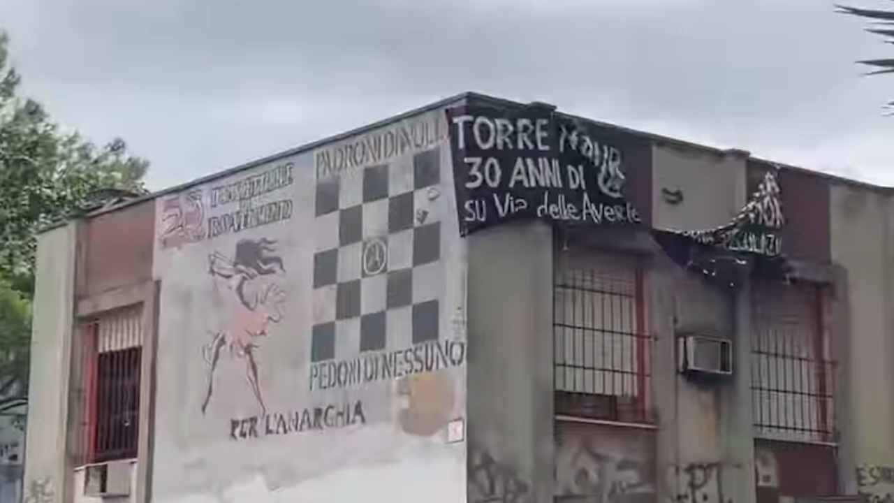 Roma, manifesti shock a Torre Maura: il minisindaco appeso a testa in giù