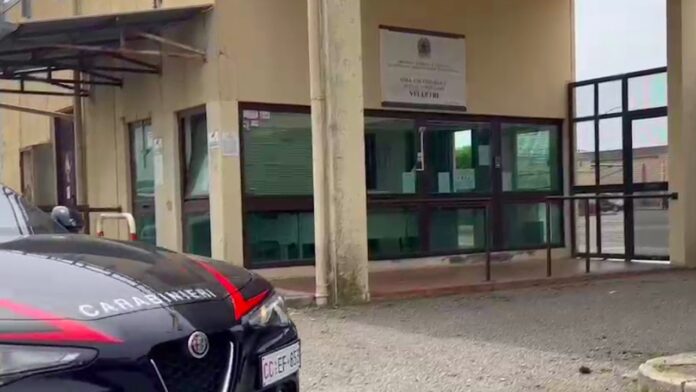 Velletri, telefonini in carcere per ordinare la droga pagata dai parenti: 33 arresti