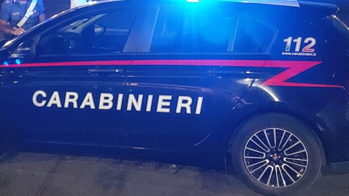 Va in vacanza e abbandona la madre disabile che muore di stenti: arrestata la figlia