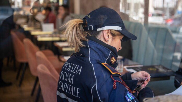 Trastevere, auto sbaglia manovra e finisce sui tavoli del ristorante: ferita bimba