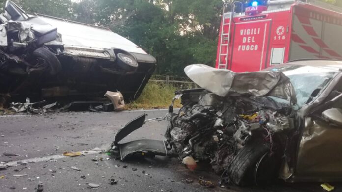 Roma, scontro tra auto e furgone ad Allumiere: tre feriti